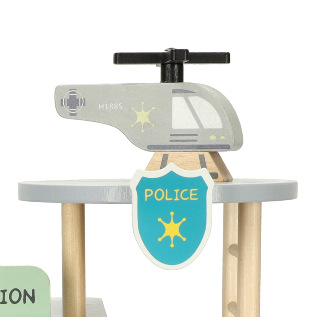 Komisariat-policji-drewniany-tor-radiowoz-helikoptery-parking-157251